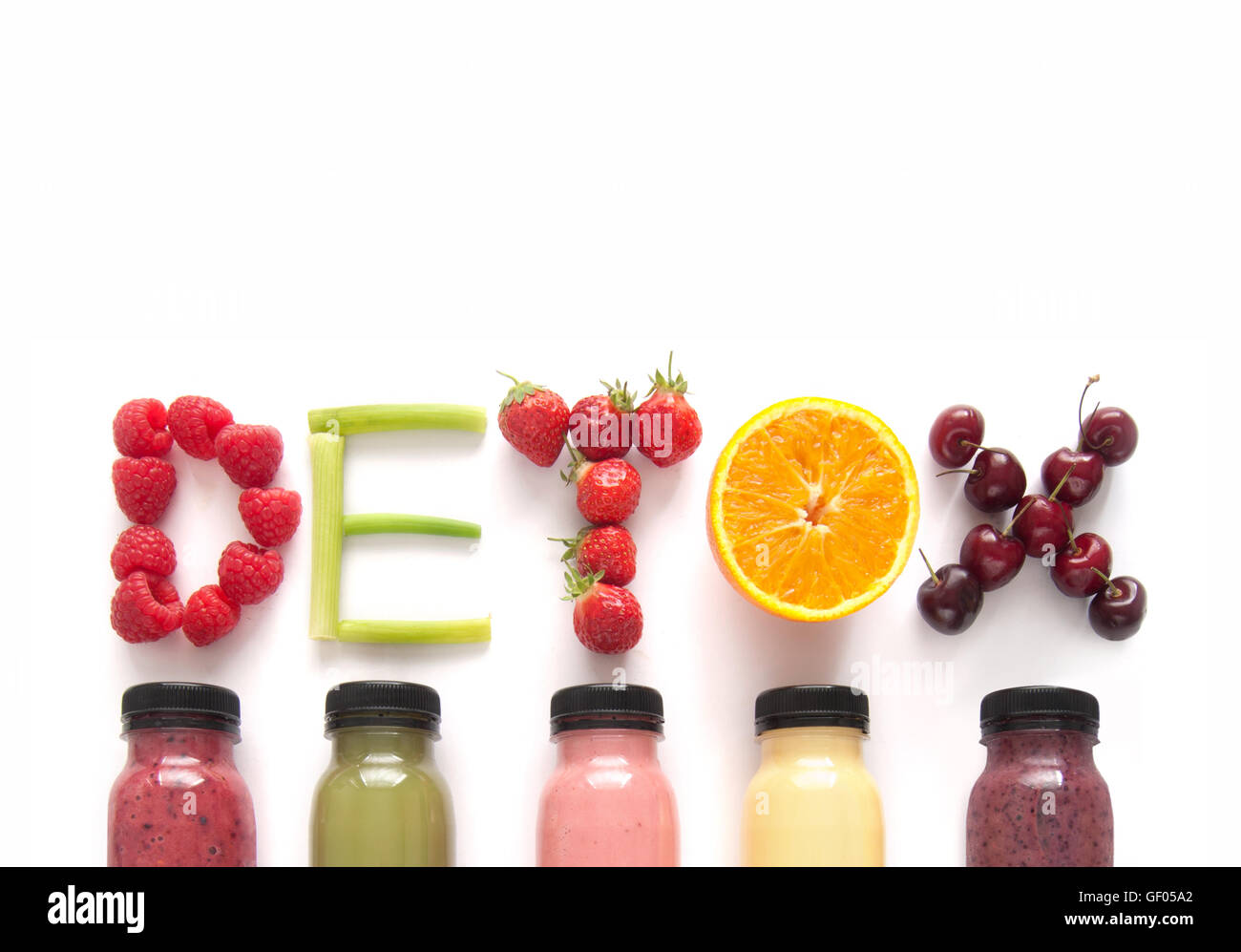 Detox parola fatta con frutti da un assortimento di dolci alla frutta su uno sfondo bianco Foto Stock