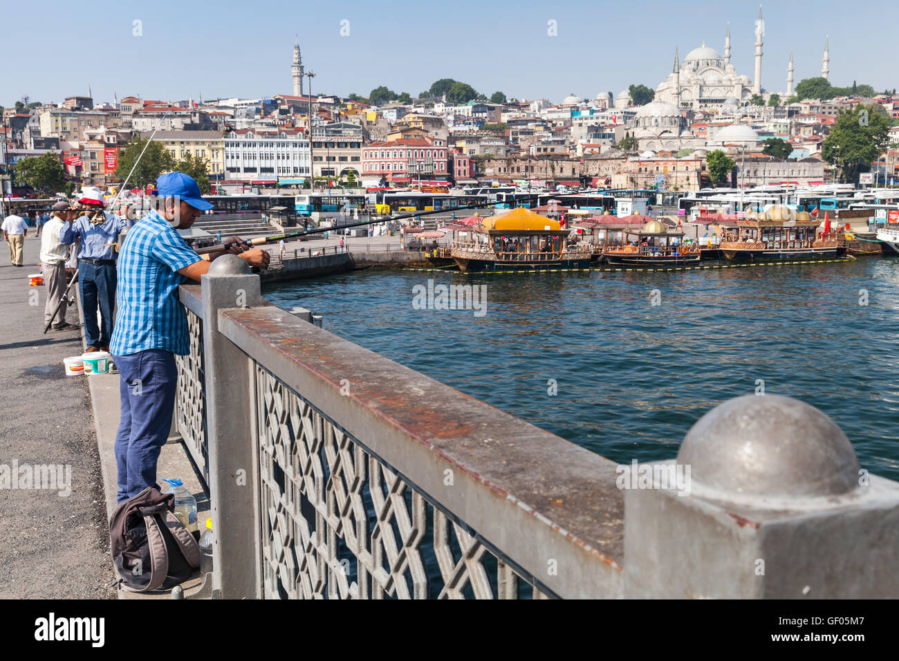 Istanbul, Turchia - 1 Luglio 2016: pescatore sul ponte Galata su Golden Horn ad Istanbul in Turchia Foto Stock