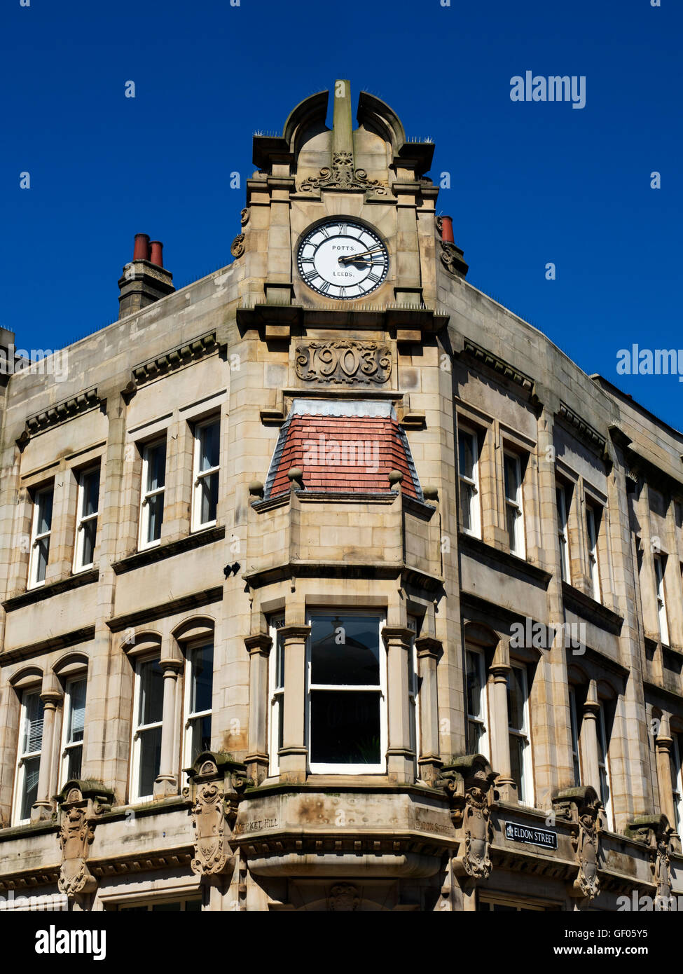 Orologio sulle ex Yorkshire Penny Banca al angolo della Collina di Mercato e Eldon Street in Barnsley South Yorkshire Inghilterra Foto Stock