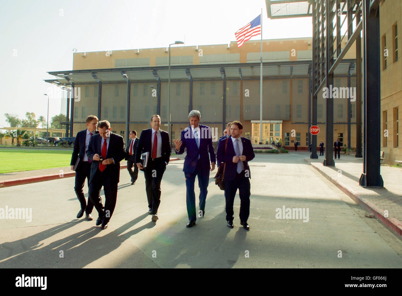 Questa immagine raffigura John Kerry, ex Segretario di Stato degli Stati Uniti, a Baghdad, Iraq. Il contesto della fotografia è legato ai suoi sforzi diplomatici e alle sue visite nella regione durante il suo mandato. Foto Stock