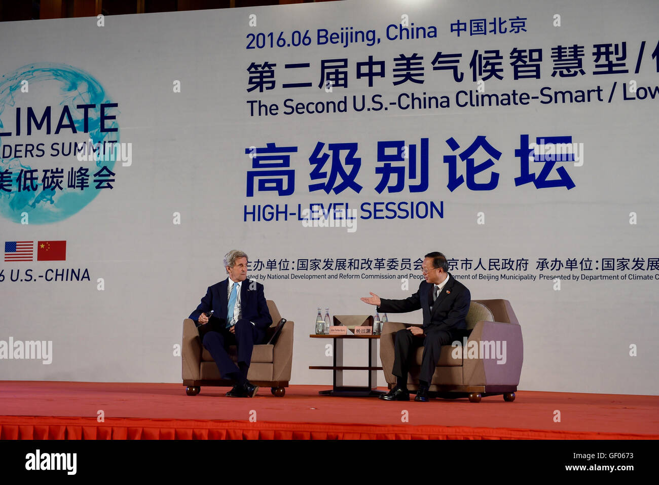 Il segretario John Kerry e il consigliere di Stato cinese Yang Jiechi hanno partecipato al vertice USA-Cina sulle città climatiche intelligenti/a basse emissioni di carbonio a Pechino, sottolineando gli sforzi di cooperazione per affrontare i cambiamenti climatici e le sfide ambientali. Foto Stock