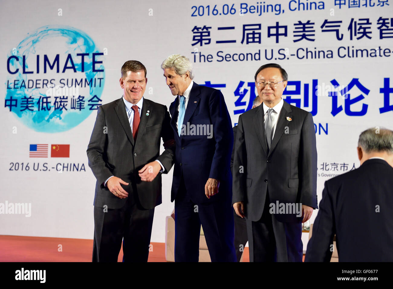 Al vertice USA-Cina Climate-Smart/Low Carbon Cities di Pechino, il Segretario di Stato americano John Kerry e il Vice Premier cinese li si uniscono al sindaco di Boston Marty Walsh. Questo vertice si concentra sulle soluzioni per il cambiamento climatico e sulla promozione della collaborazione internazionale nella sostenibilità urbana. Foto Stock