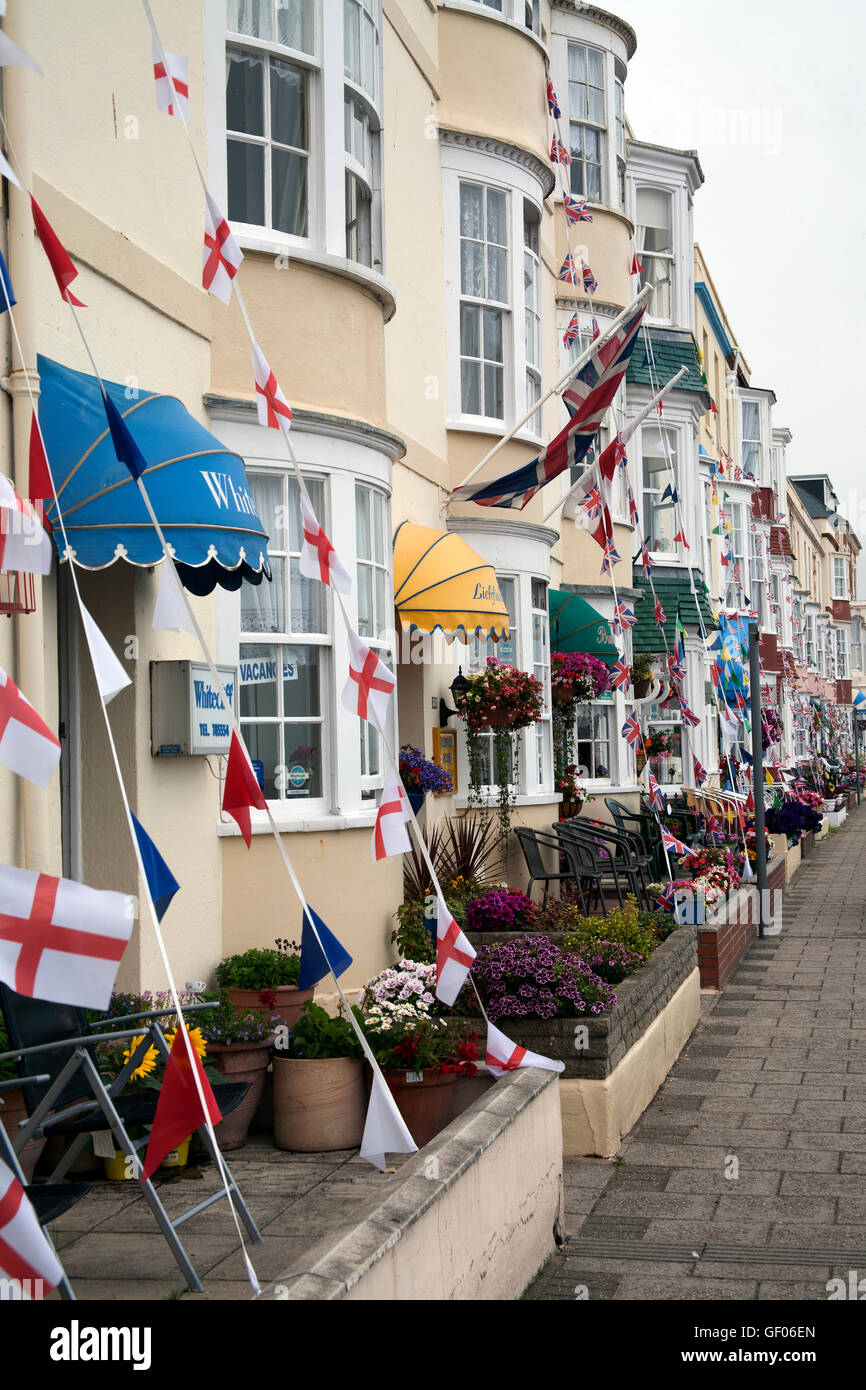 Bed and breakfast e alberghi, decorare con le bandiere, buntings e fiori sulla spianata di Weymouth Dorset Regno Unito Foto Stock