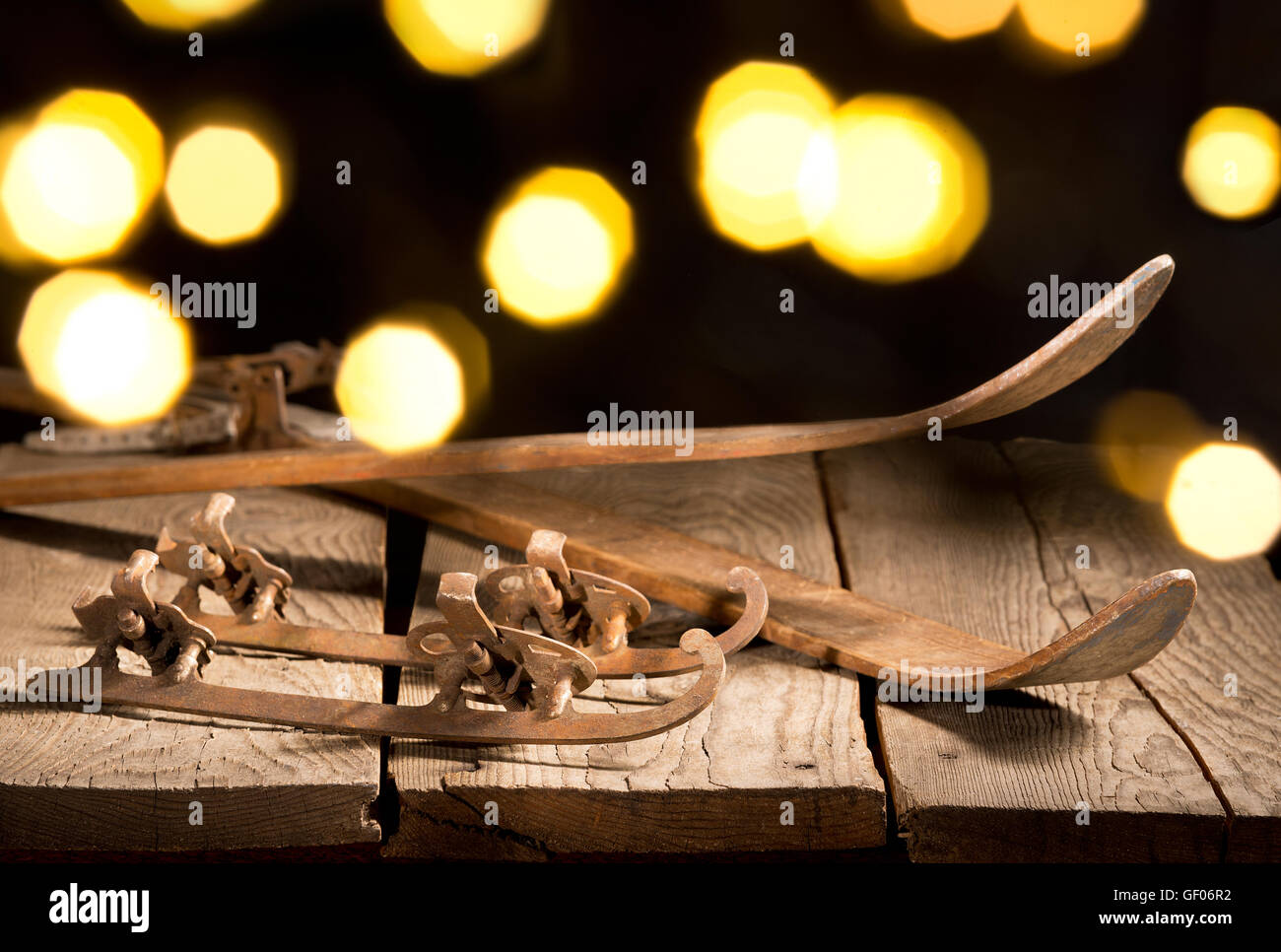 Vecchio cieli e pattini come regalo di natale Foto Stock