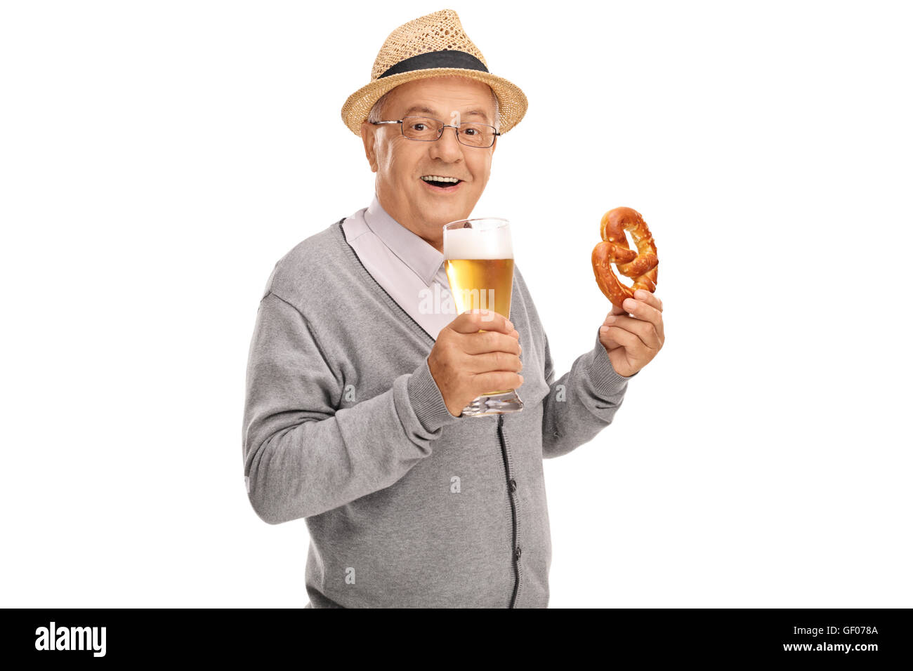 Allegro senior tenendo un pretzel in una mano e una pinta di birra in altri isolati su sfondo bianco Foto Stock