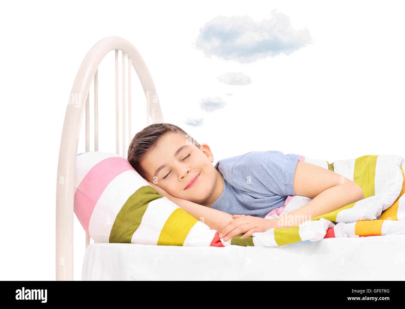 Felice bambino addormentato e sognare sogni dolci con una nuvola sopra la sua testa isolata su sfondo bianco Foto Stock
