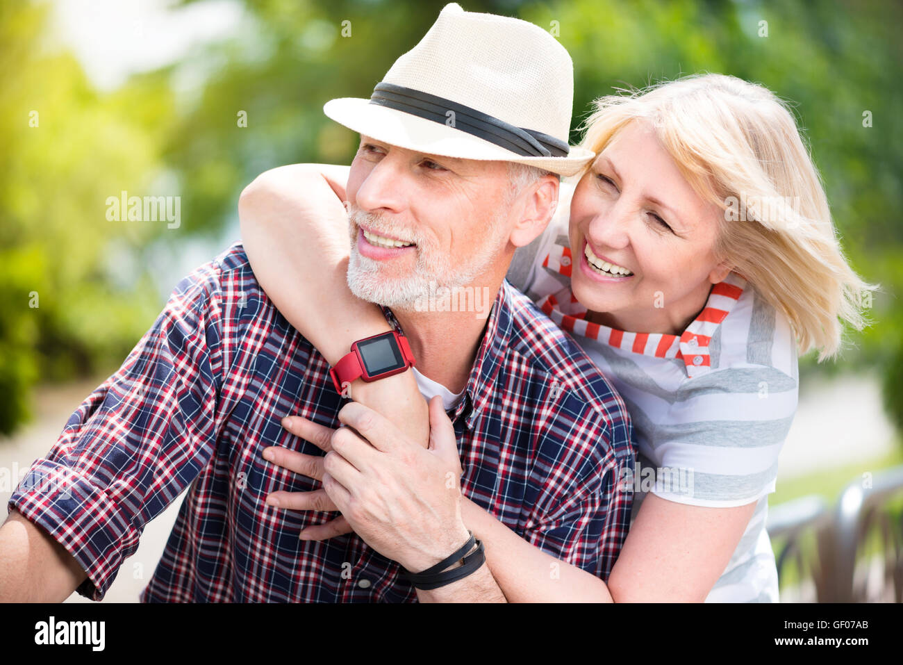 Età matura godendo di ogni altro Foto Stock