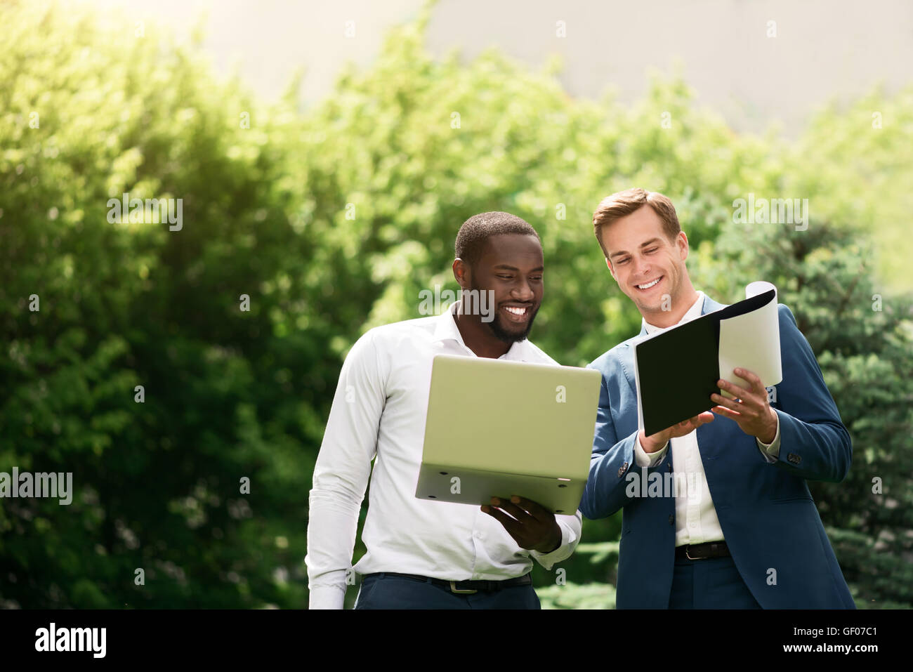 Allegro i colleghi a discutere di progetto Foto Stock