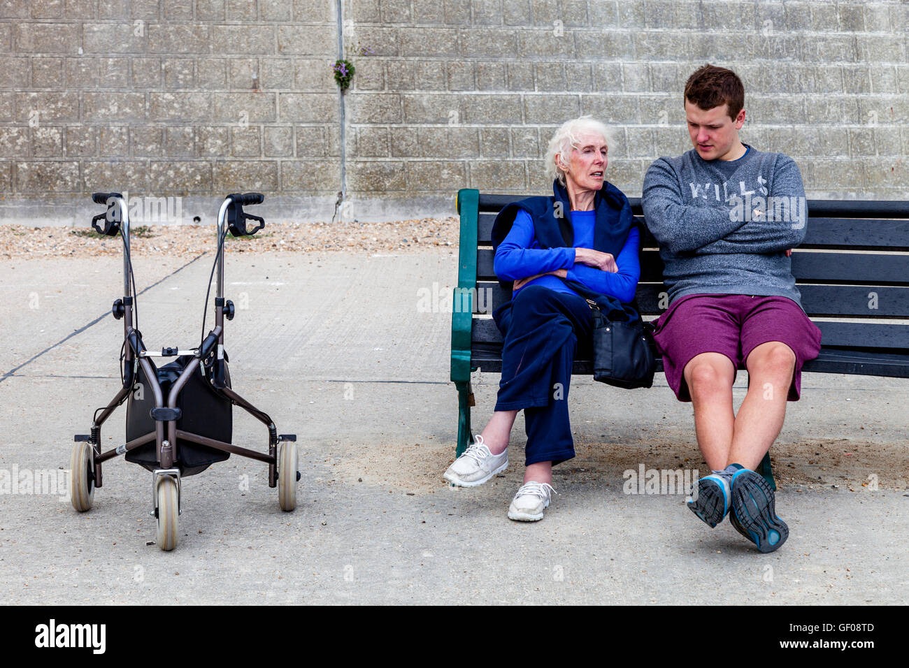 Una donna anziana parlando a suo nipote, Rottingdean, Sussex, Regno Unito Foto Stock