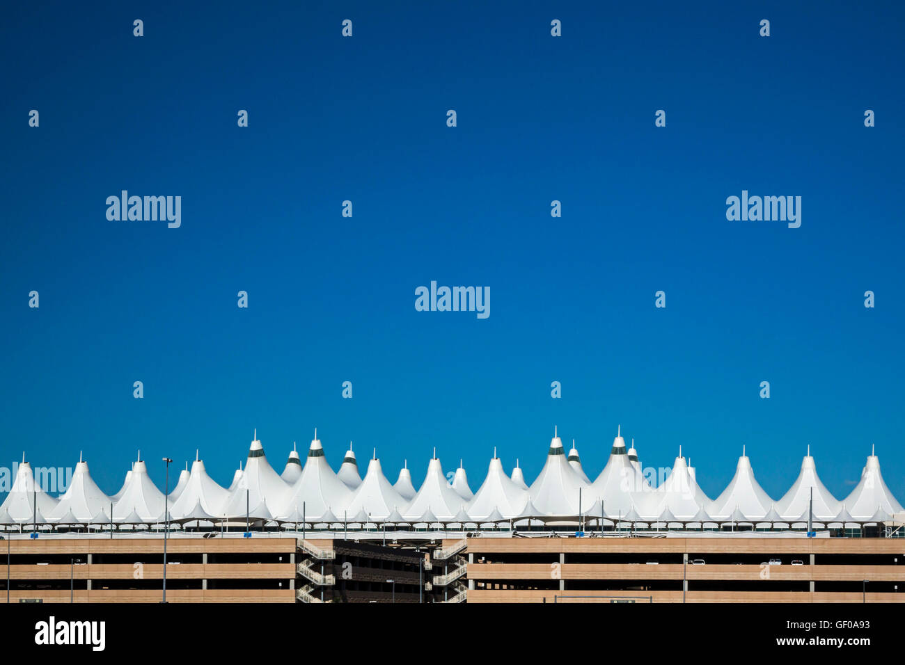 Denver, Colorado - Il terminal passeggeri, dietro un garage per il parcheggio presso l'Aeroporto Internazionale di Denver. Foto Stock