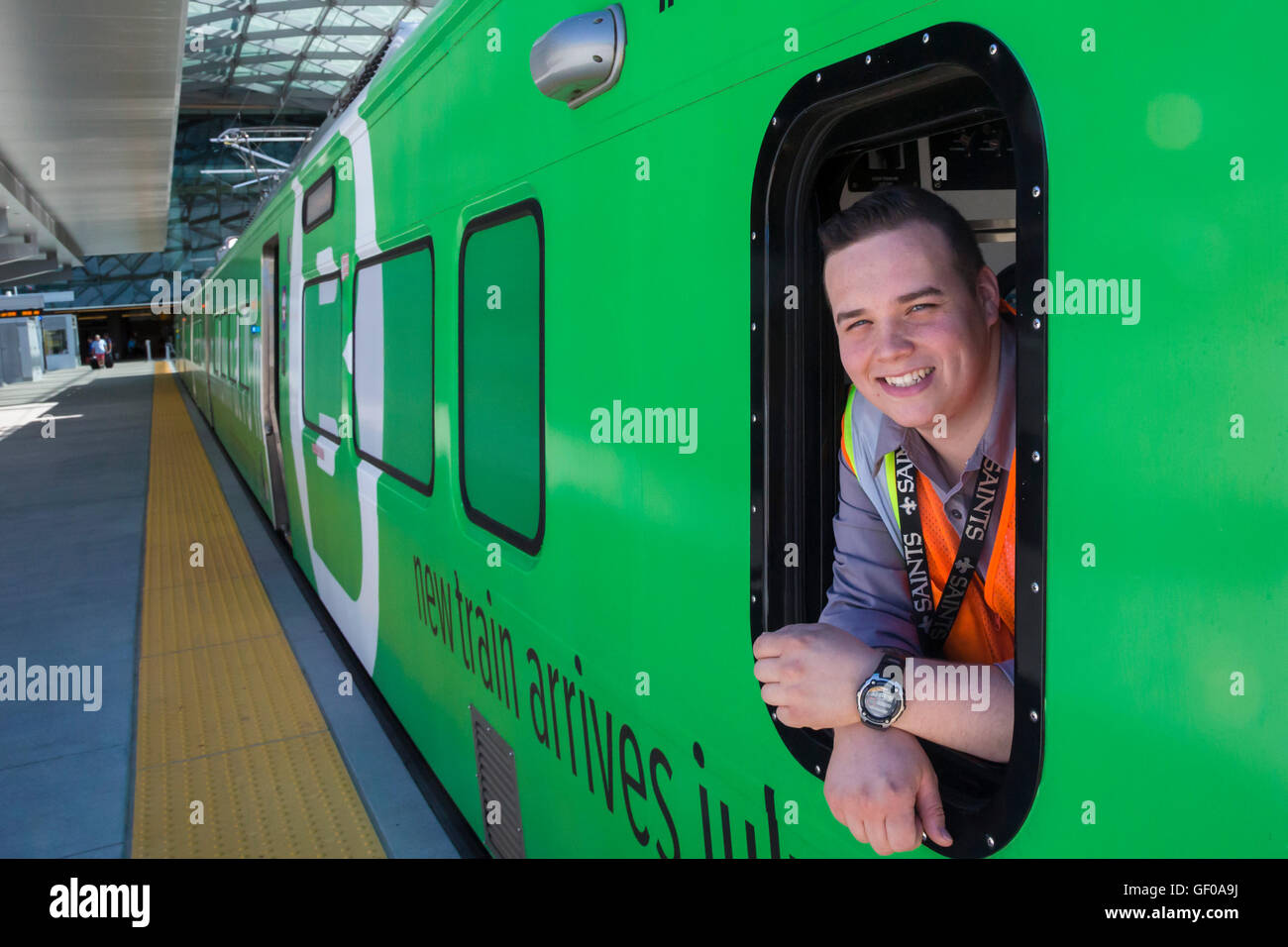 Denver, Colorado - una linea ferroviaria leggera operatore attende i passeggeri all'Aeroporto Internazionale di Denver. Foto Stock