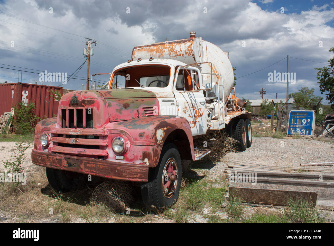 Camion cementizio International Harvester abbandonato negli anni '1950 su binario ferroviario in Arizona USA Foto Stock