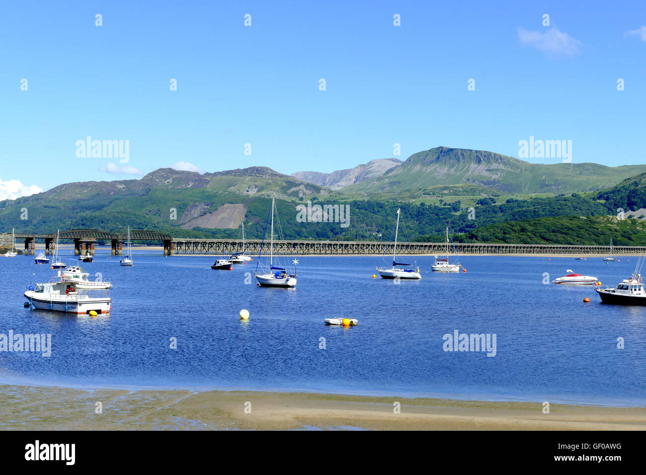Blaenau Ffestiniog, Wales, Regno Unito. Il 18 luglio 2016. Blaenau Ffestiniog harbour con il ponte ferroviario e il Cader Idris mountain range in background. Foto Stock