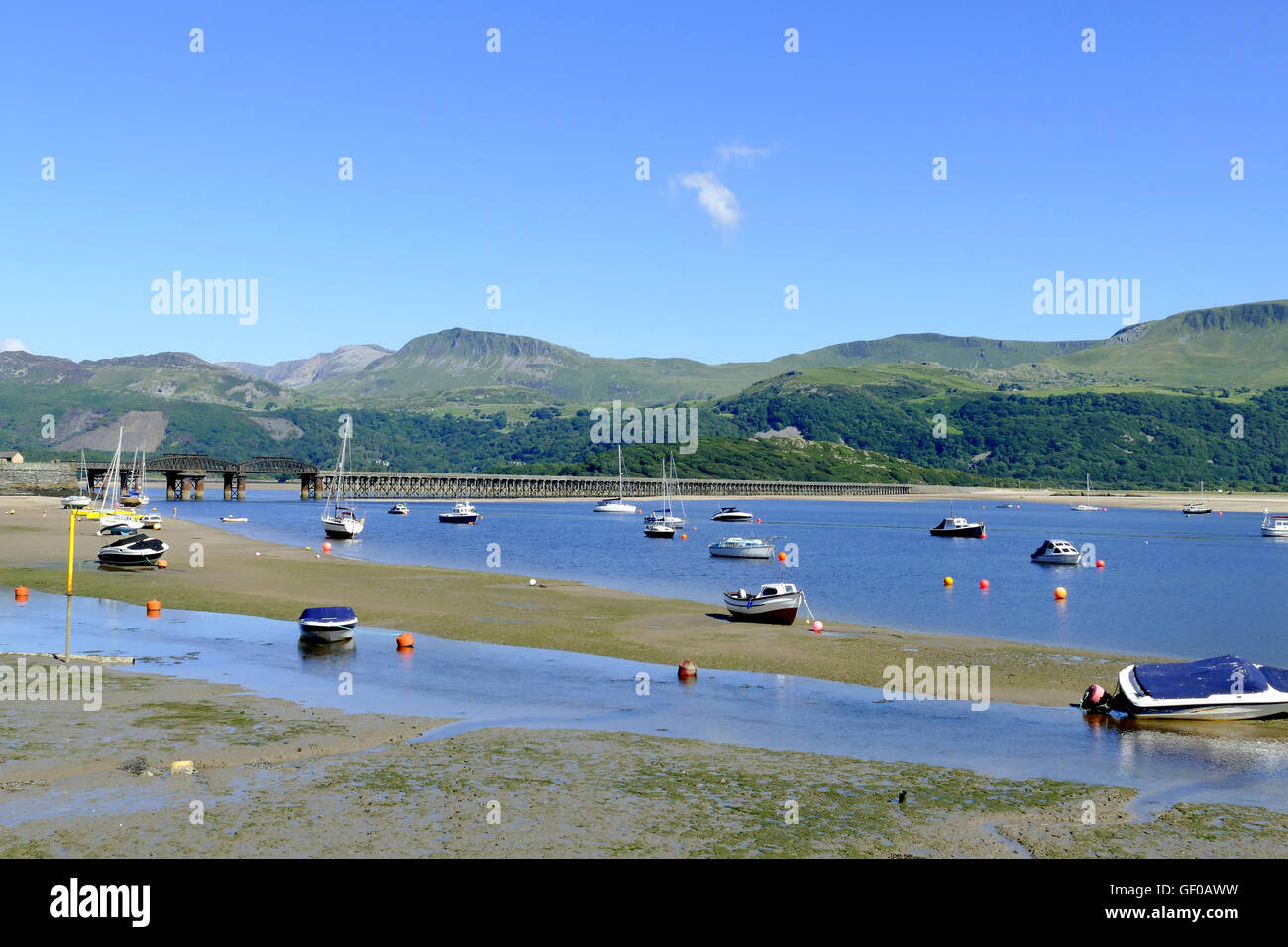 Blaenau Ffestiniog, Wales, Regno Unito. Il 18 luglio 2016. Il porto con il ponte della ferrovia e il Cader Idris mountain range a bassa marea. Foto Stock