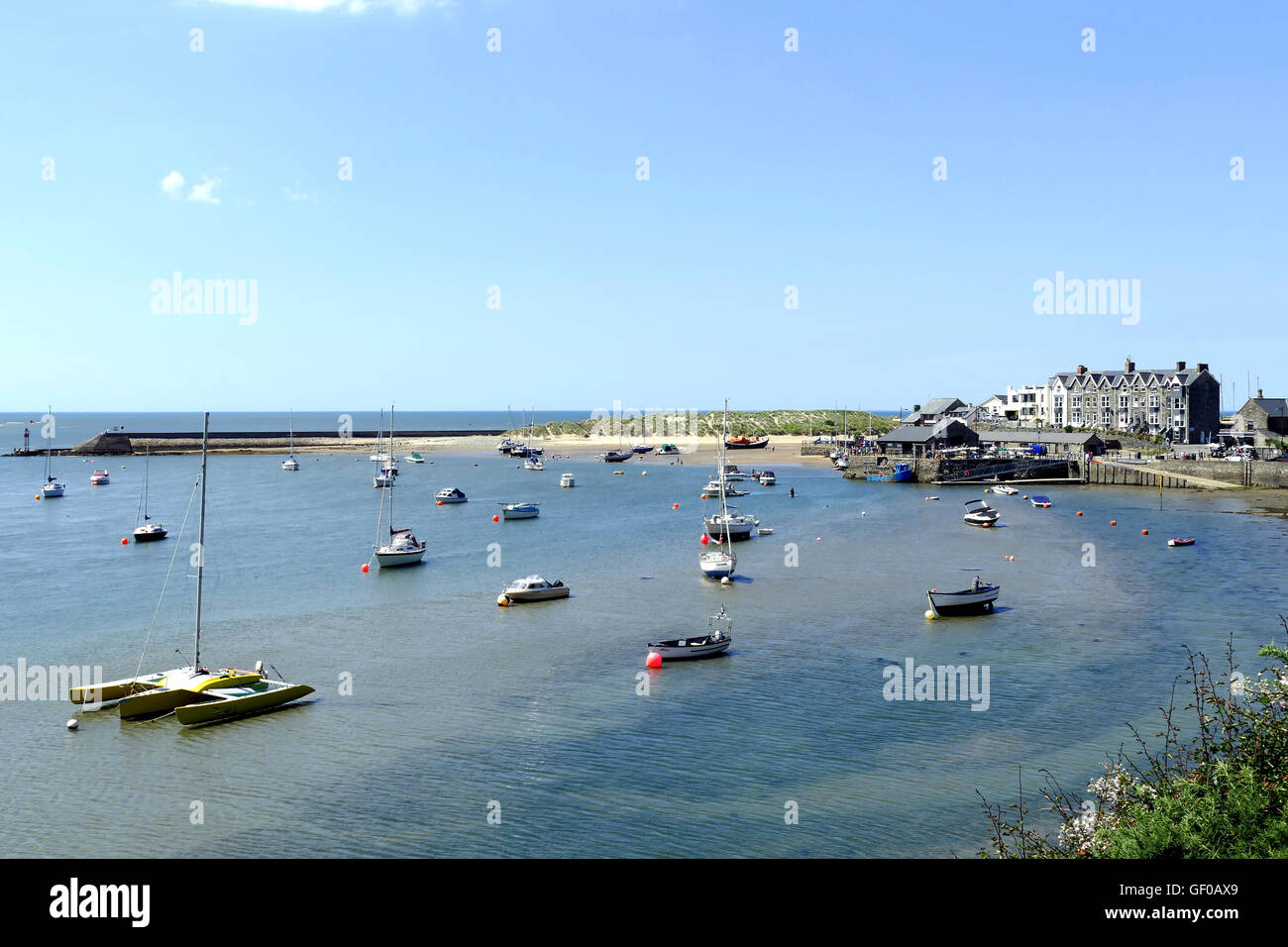 Blaenau Ffestiniog, Wales, Regno Unito. Luglio 19, 2016. Il porto ed il lungomare con le dune di sabbia e Pier . Foto Stock