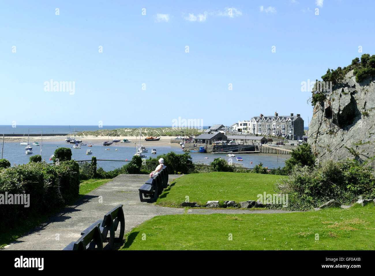 Blaenau Ffestiniog, Wales, Regno Unito. Luglio 19, 2016. Un senior lady si ammira la vista del porto dalla Rock Gardens a Blaenau Ffestiniog. Foto Stock