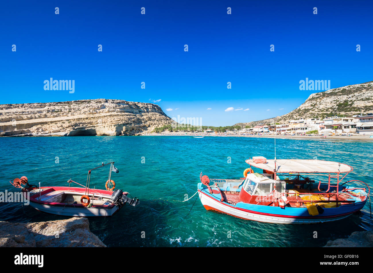 La spiaggia di Matala sull isola di Creta, Grecia. Ci sono molte grotte vicino alla spiaggia. Foto Stock