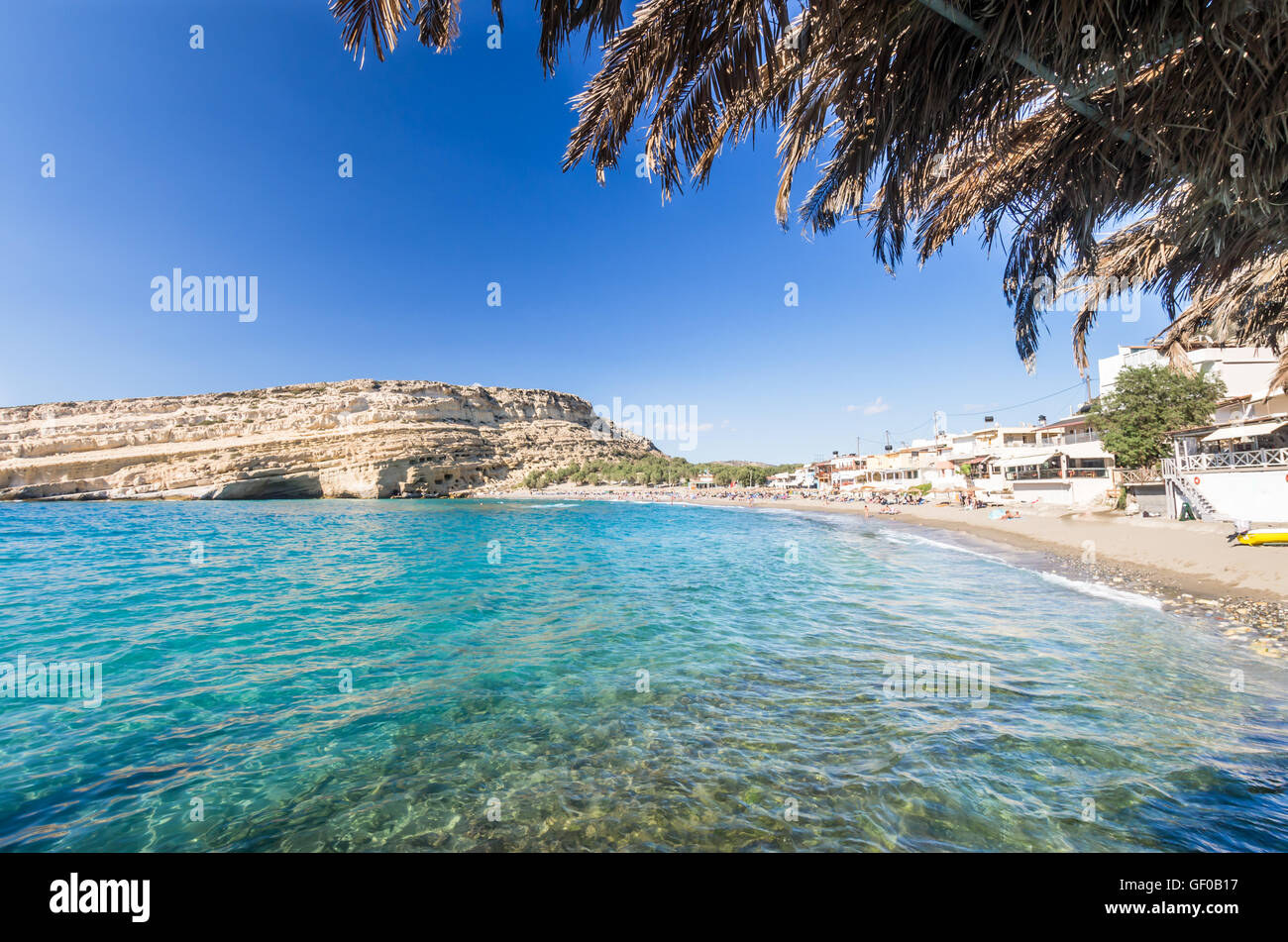 La spiaggia di Matala sull isola di Creta, Grecia. Ci sono molte grotte vicino alla spiaggia. Foto Stock