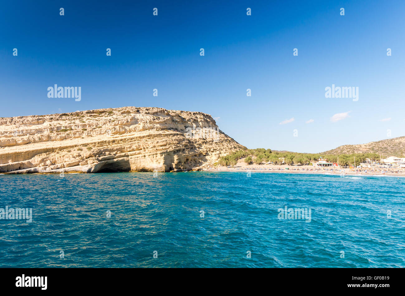 La spiaggia di Matala sull isola di Creta, Grecia. Ci sono molte grotte vicino alla spiaggia. Foto Stock