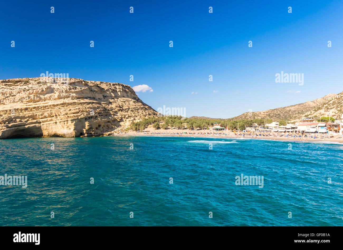 La spiaggia di Matala sull isola di Creta, Grecia. Ci sono molte grotte vicino alla spiaggia. Foto Stock