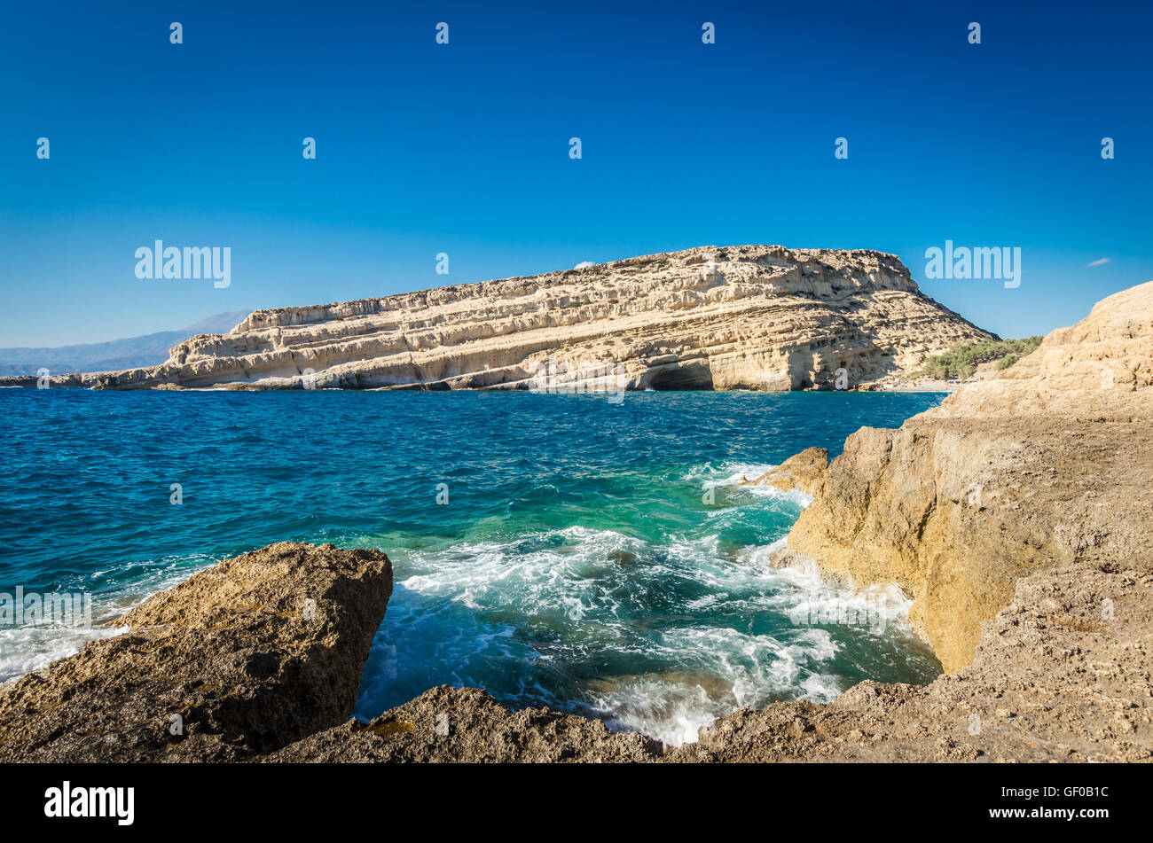 La spiaggia di Matala sull isola di Creta, Grecia. Ci sono molte grotte vicino alla spiaggia. Foto Stock