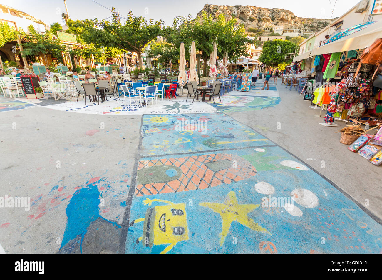 La spiaggia di Matala sull isola di Creta, Grecia. Ci sono molte grotte vicino alla spiaggia. Foto Stock