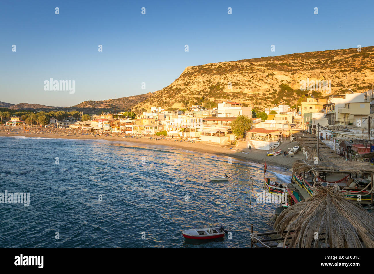 La spiaggia di Matala sull isola di Creta, Grecia. Ci sono molte grotte vicino alla spiaggia. Foto Stock