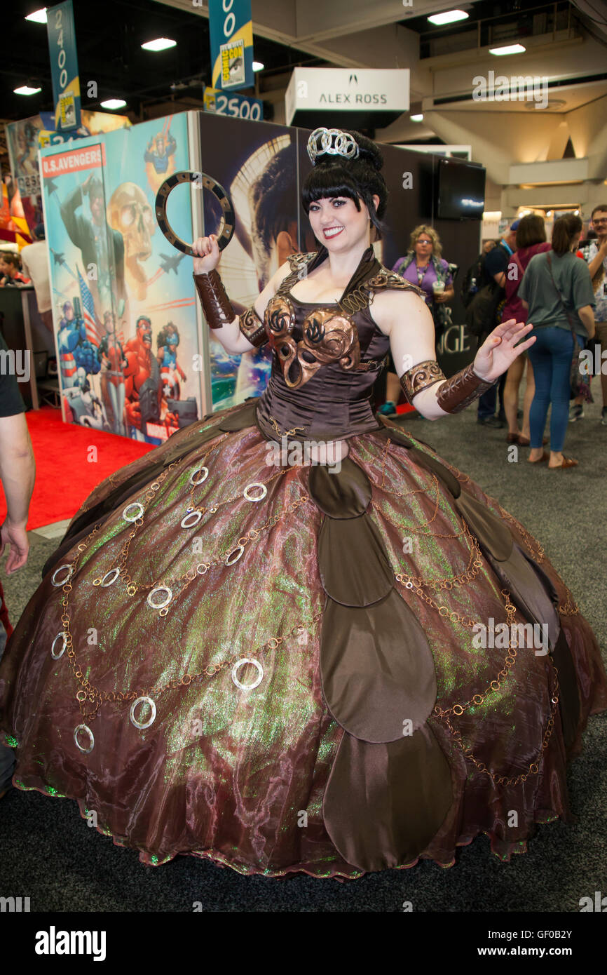 Cosplayer Bernadette Bentley che indossa il suo self-progettato Xena  Warrior Princess Palla abito costume di San Diego Comic Con, 2016 Foto  stock - Alamy