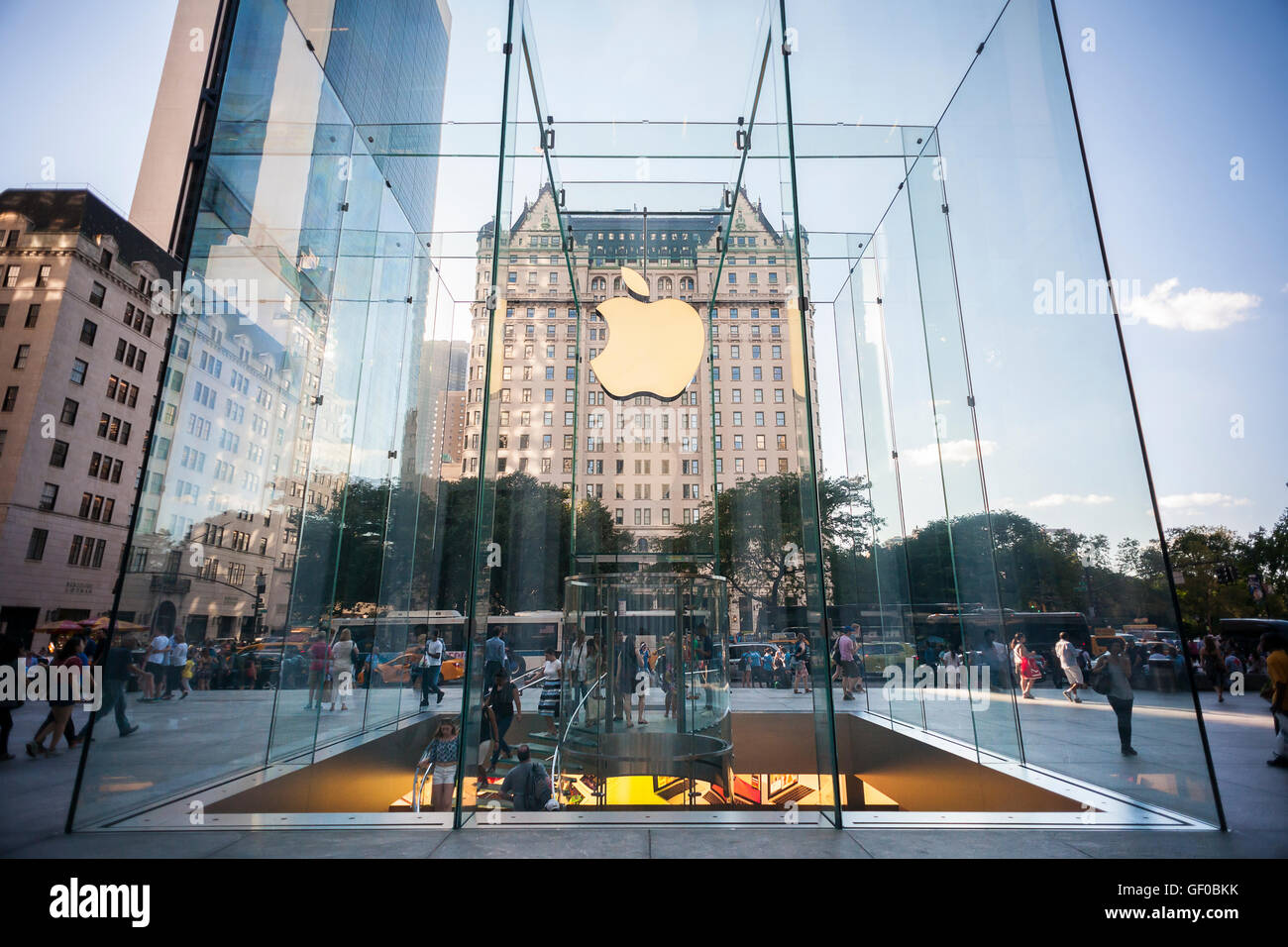 L'Apple store sulla Fifth Avenue a New York su Tueday, 26 luglio 2016. Apple ha registrato il terzo trimestre i profitti che è sceso del 27% rispetto allo stesso periodo dello scorso anno ma ancora battere gli analisti di aspettative. (© Richard B. Levine) Foto Stock