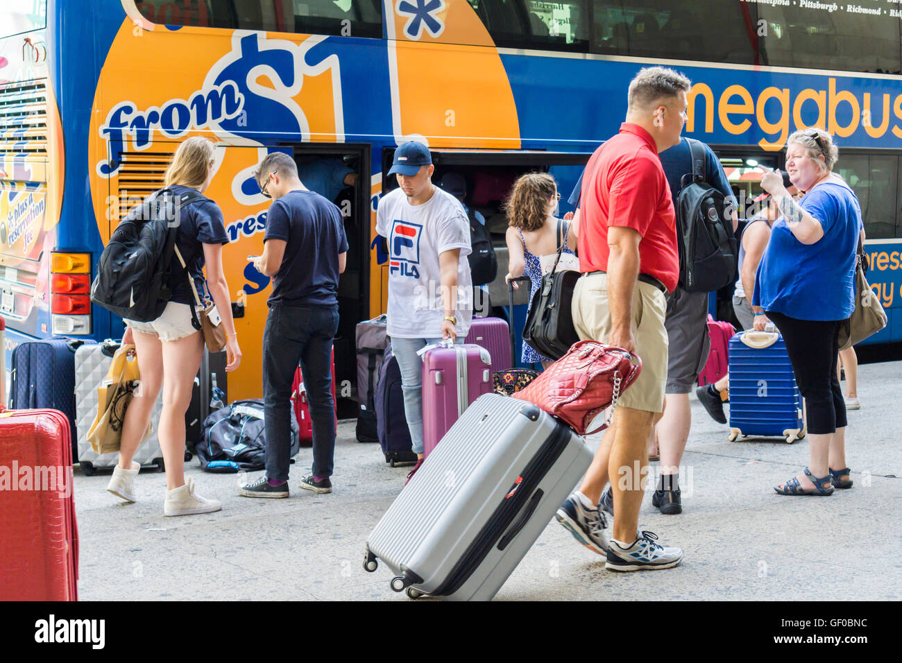 I viaggiatori di recuperare i loro bagagli a partire da un bilancio di viaggio Megabus al capolinea in Chelsea Domenica, Luglio 24, 2016 come un termine per la loro fine settimana estivo. (© Richard B. Levine) Foto Stock