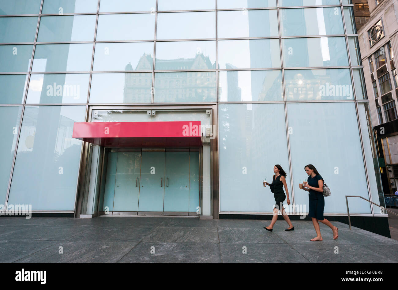 Lo spazio vuoto in GM Building a New York che un tempo ospitava la FAO Schwarz store su Martedì, luglio 26, 2016. Sotto la corazza ha annunciato che prenderà 53.000 piedi quadrati di spazio per aprire un flagship store come presto come 2018. La società ha anche annunciato che distribuirà attraverso il Kohl è in competizione con Nike che il department store già porta. (© Richard B. Levine) Foto Stock