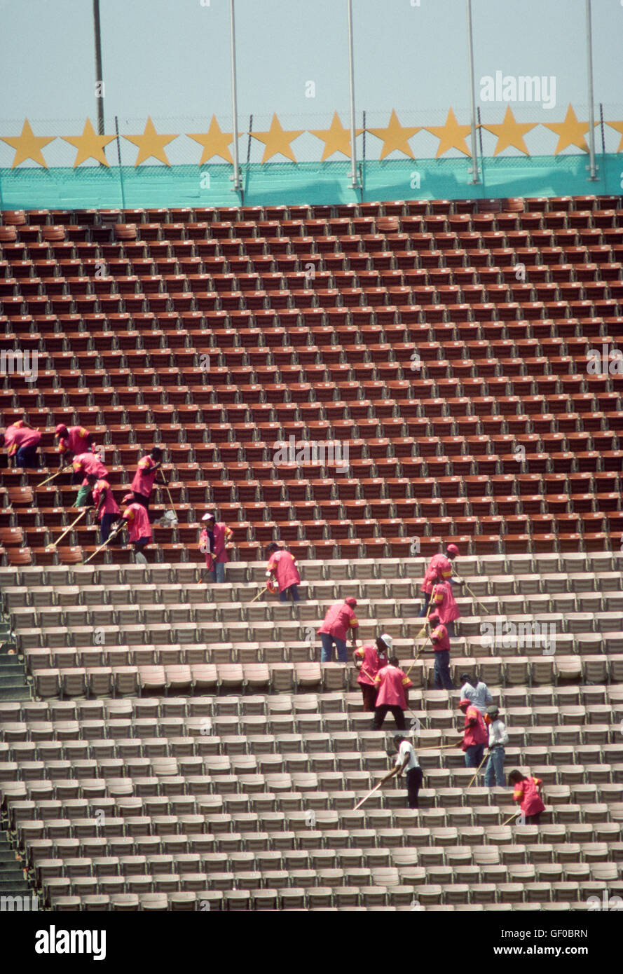 Equipaggio di pulitura in L.A. Memorial Coliseum durante il 1984 Giochi Olimpici di Los Angeles. Foto Stock