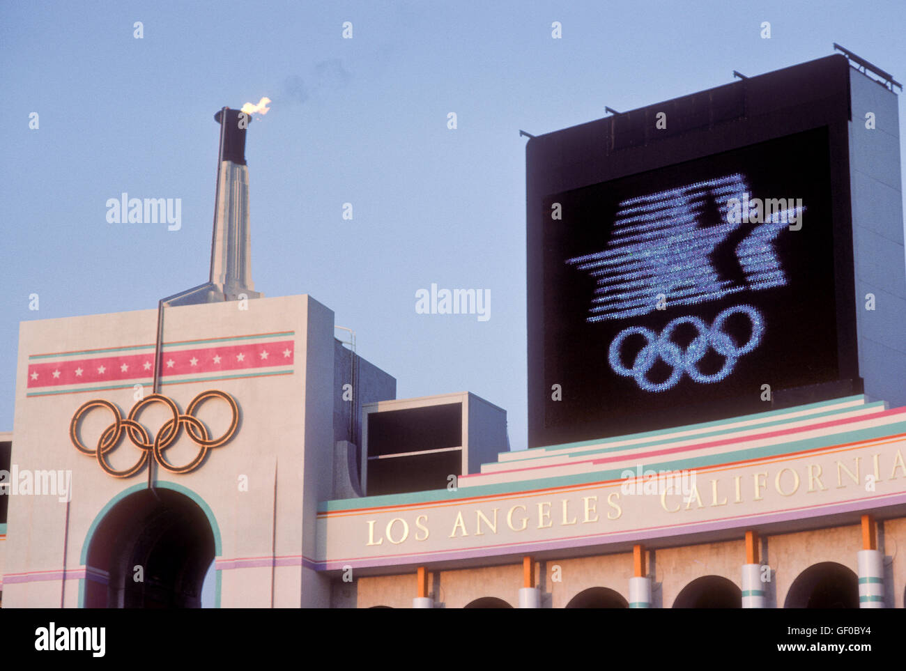 Fiamma olimpica a L.A. Memorial Coliseum durante il 1984 Giochi Olimpici di Los Angeles. Foto Stock