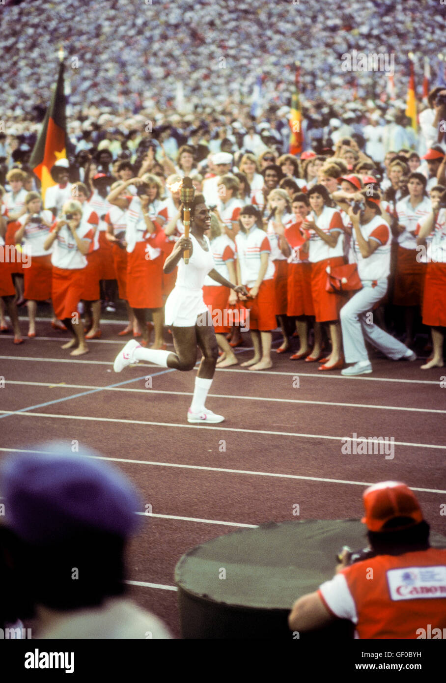 Torcia olimpica portato a stadium durante le cerimonie di apertura in L.A. Memorial Coliseum durante il 1984 Giochi Olimpici di Los Angeles. Foto Stock
