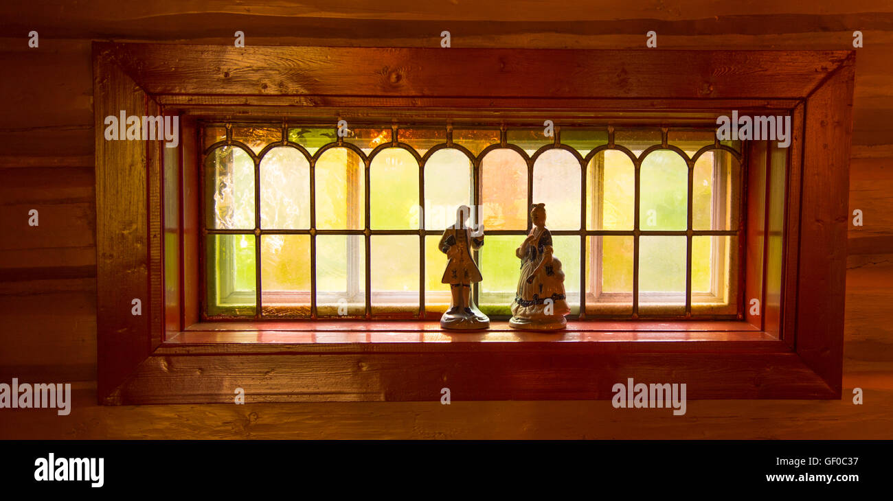Vetro decorativo finestra con persone silouttes splendenti attraverso il vetro macchiato. B&B lodge, Lillehammer, Norvegia, più andare Romsdal Foto Stock