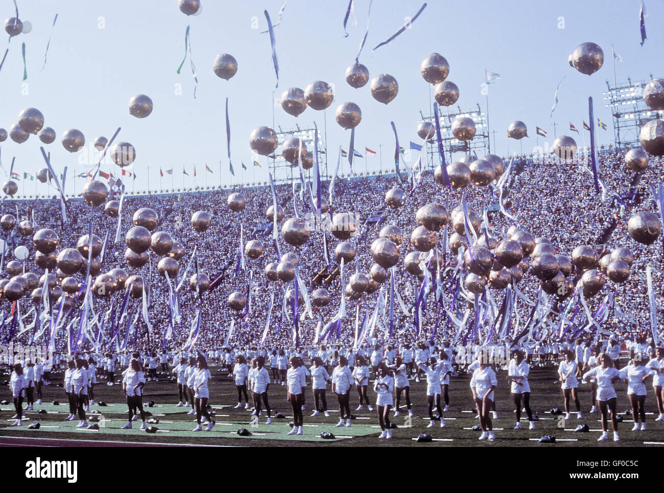 Sul campo di festeggiamenti durante le cerimonie di apertura in L.A. Memorial Coliseum durante il 1984 Giochi Olimpici di Los Angeles. Foto Stock
