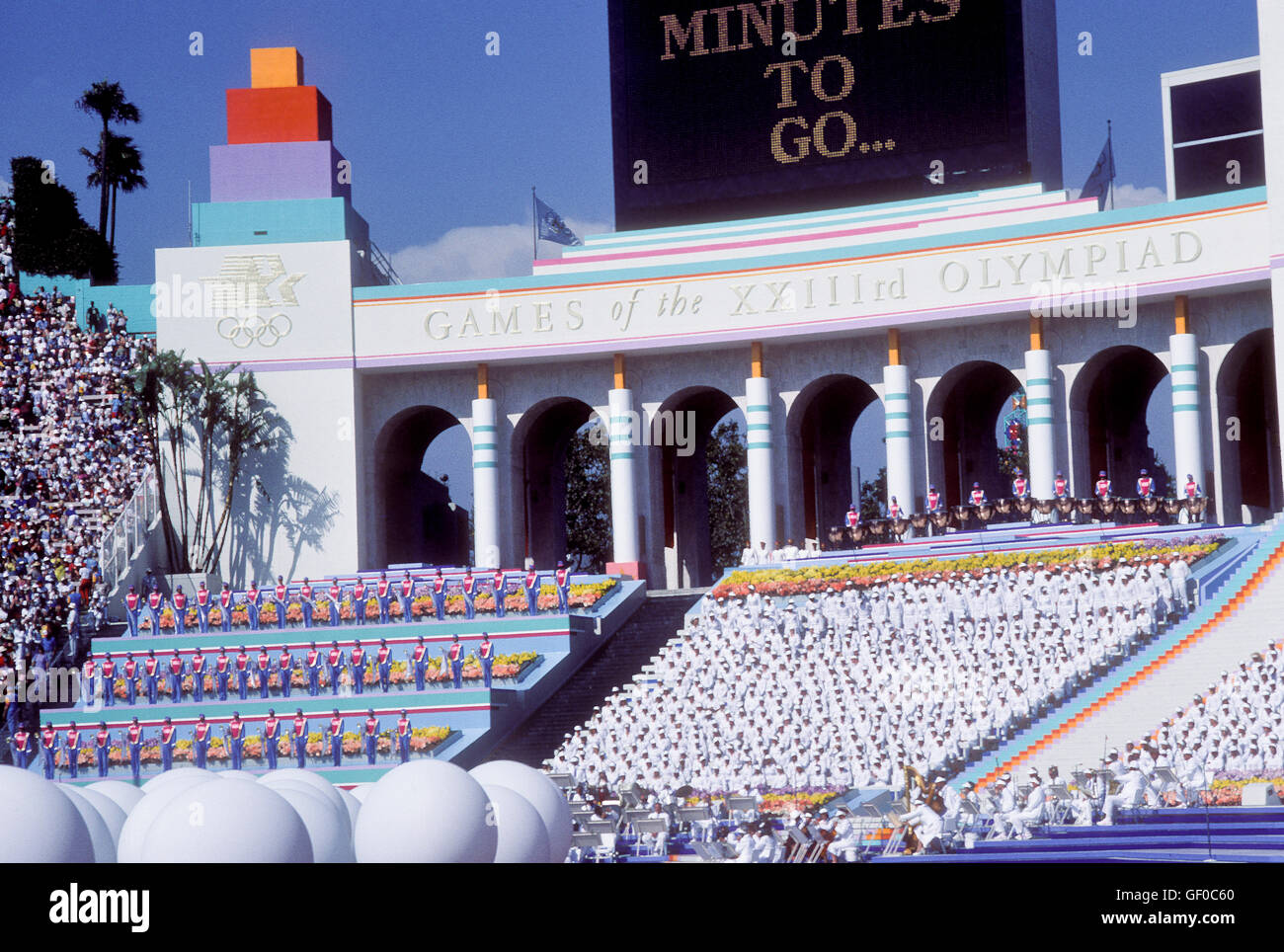 Spettacoli musicali durante le cerimonie di apertura in L.A. Memorial Coliseum durante il 1984 Giochi Olimpici di Los Angeles. Foto Stock