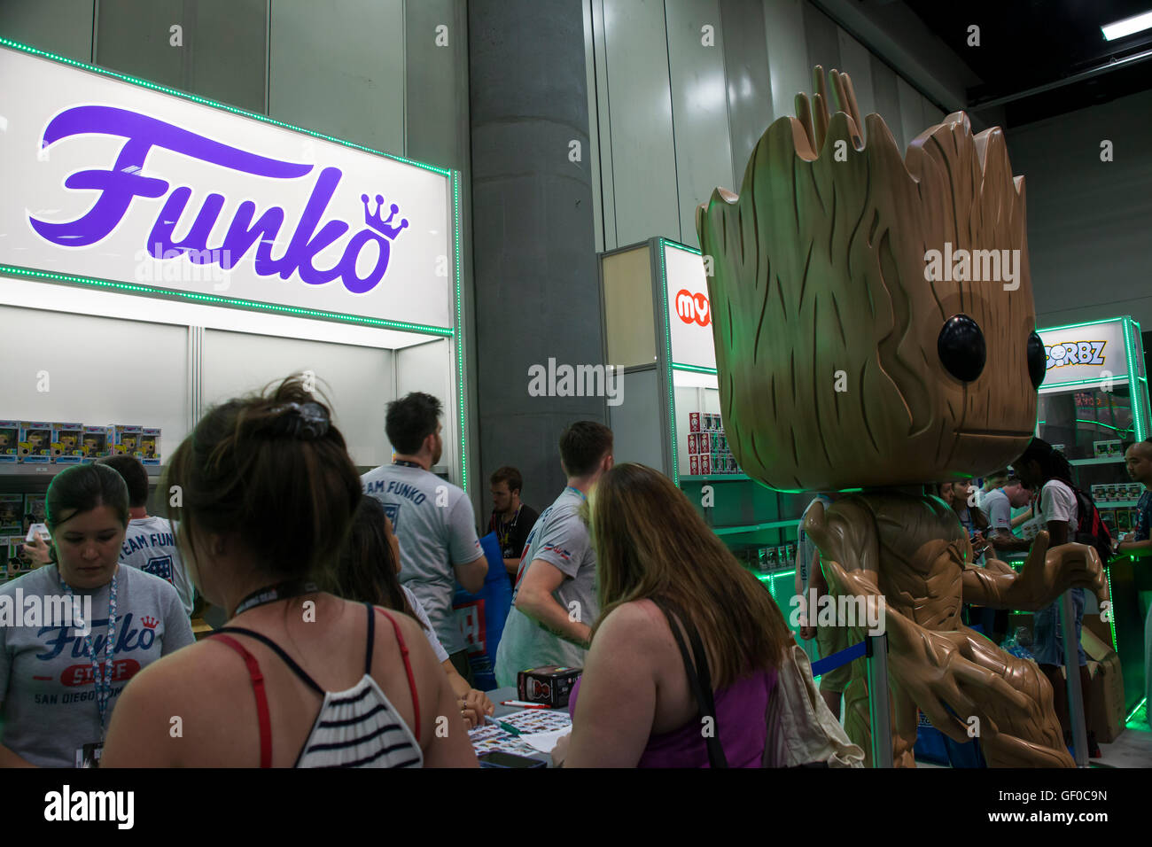Il giocattolo Funko Tokyo booth è sempre folla preferiti a San Diego Comic Con, luglio 2016. Ventole accanto all'Funko Groot. Foto Stock