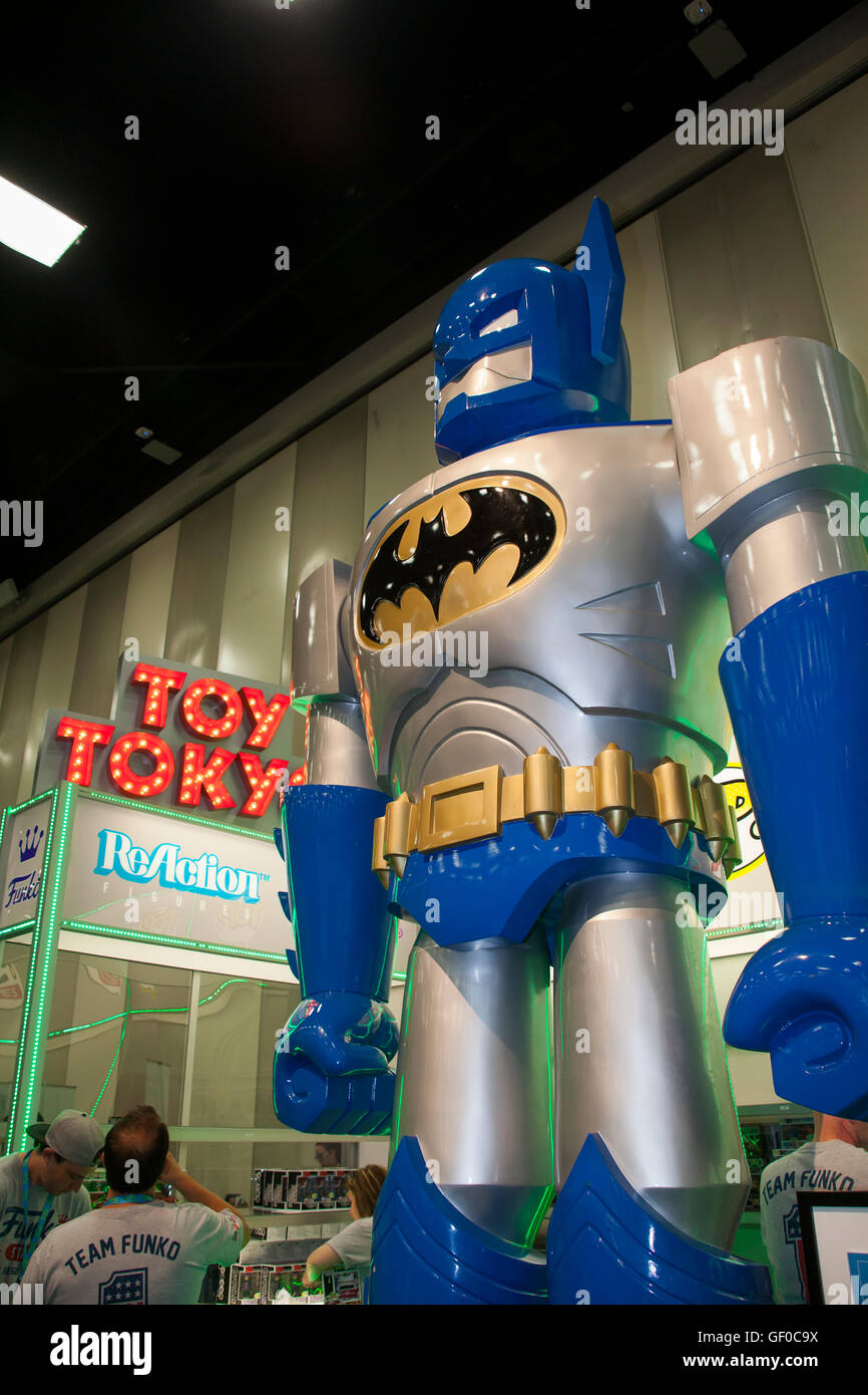 Il Funko e Toy Tokyo cabine sono sempre i preferiti della folla a San Diego Comic Con, luglio 2016. Un gigantesco robot Batman sul display. Foto Stock