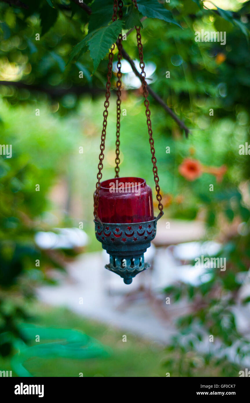 Vecchia Candela rossa Hangin su albero vecchio simbolo di mezzaluna a Bodrum Turchia Foto Stock