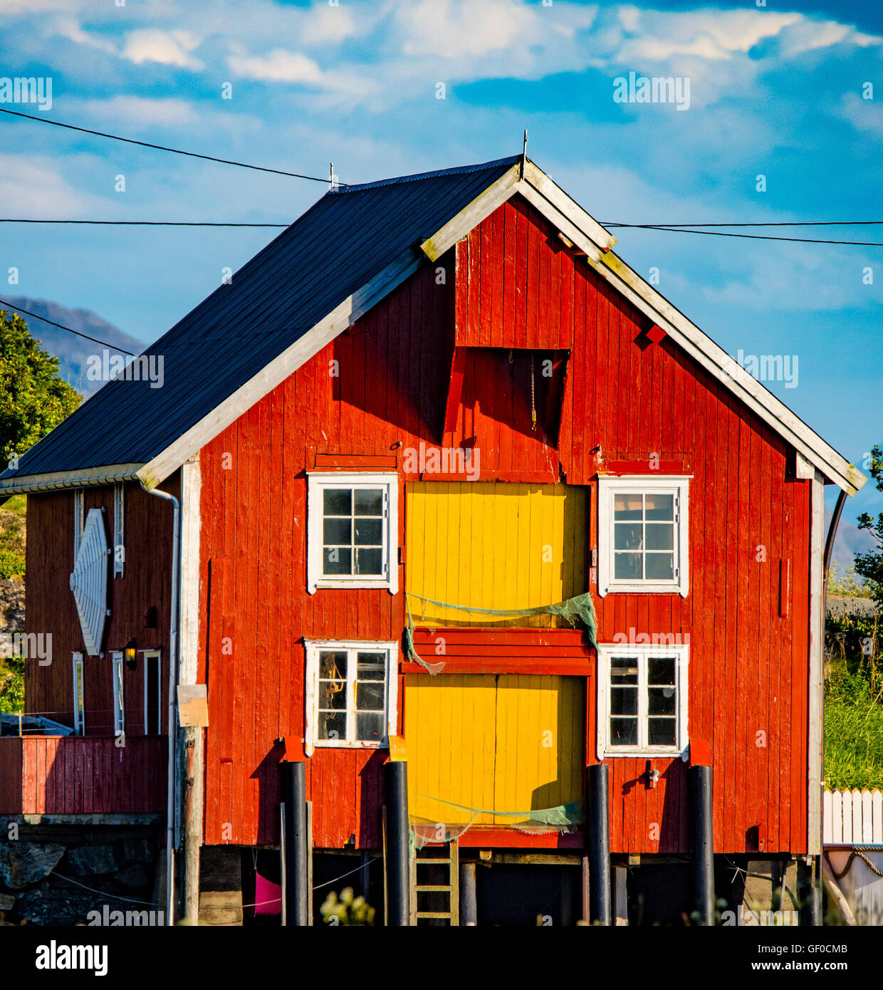 Colorato in rosso e in giallo Boat House, Bud più amd Romsdal Fshing Village West Coast, Norvegia, Scandanavia, europeo Foto Stock