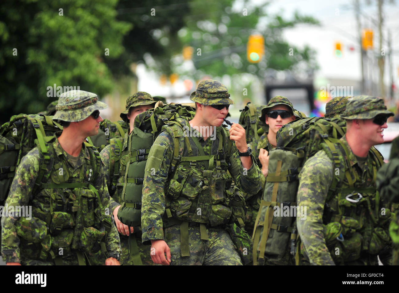 Soldati canadesi marzo come parte di un evento di orgoglio nella città canadese di London, Ontario. Foto Stock