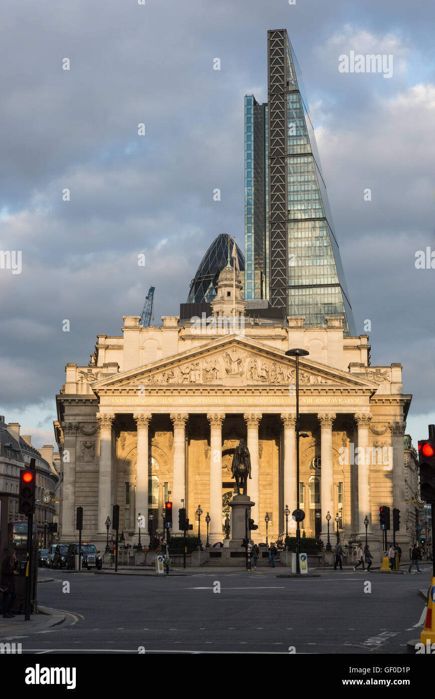 Il Royal Exchange Londra Inghilterra vista dal Mansion House Street Foto Stock