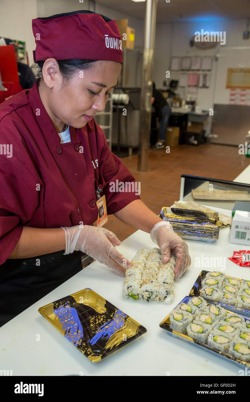 Las Vegas, Nevada - un lavoratore deli sushi di pacchetti a germogli Farmers Market. Foto Stock