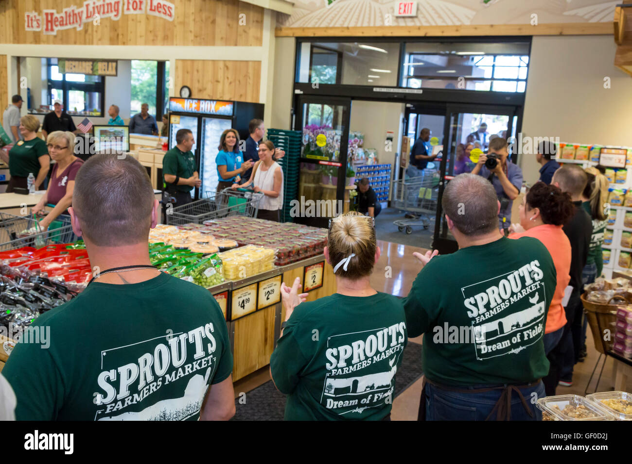 Las Vegas, Nevada - Dipendenti accogliere i clienti presso la grande apertura di nuovi germogli Farmers Market. Foto Stock