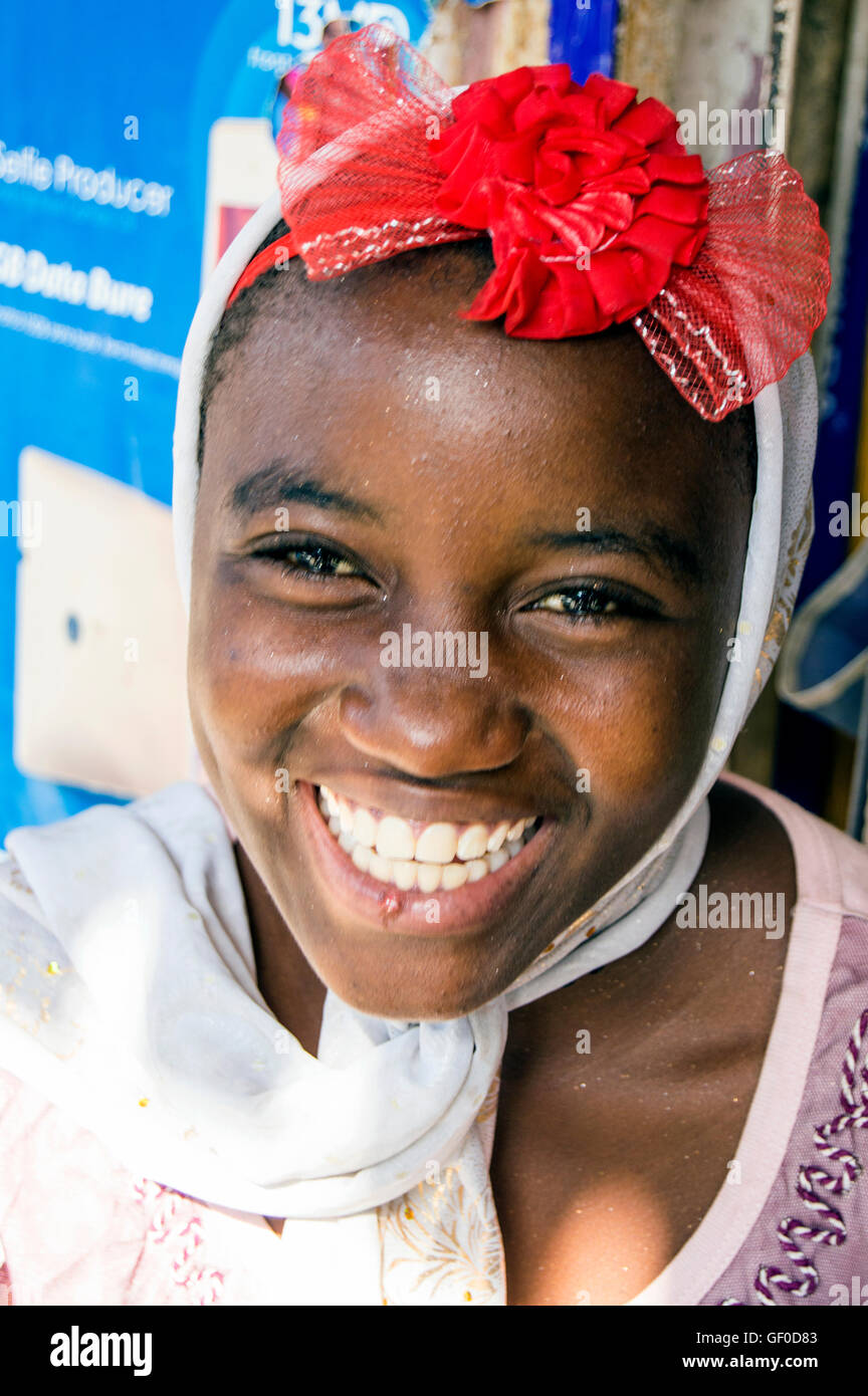 Ragazza adolescente in Kariakoo, Dar-es-Salaam, Tanzania Foto Stock