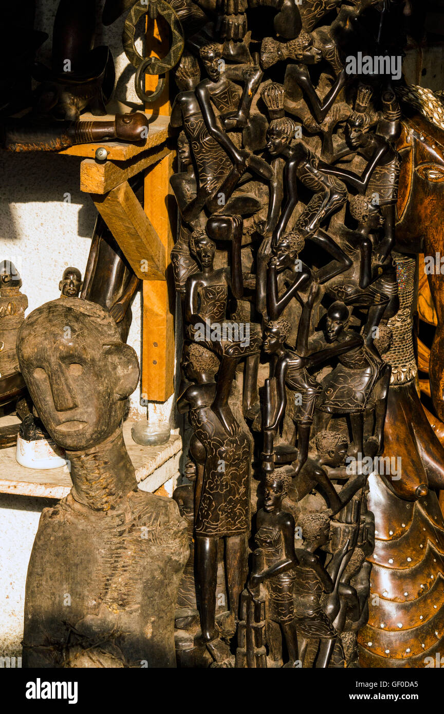 Sculture in legno al mercato dell'artigianato, Mwenge, Dar-es-Salaam, Tanzania Foto Stock