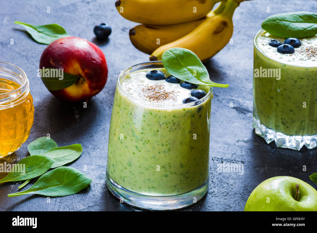 Frullato di verde, detox frullati in vetro con mirtilli, baby spinaci, yogurt e semi di Chia Foto Stock