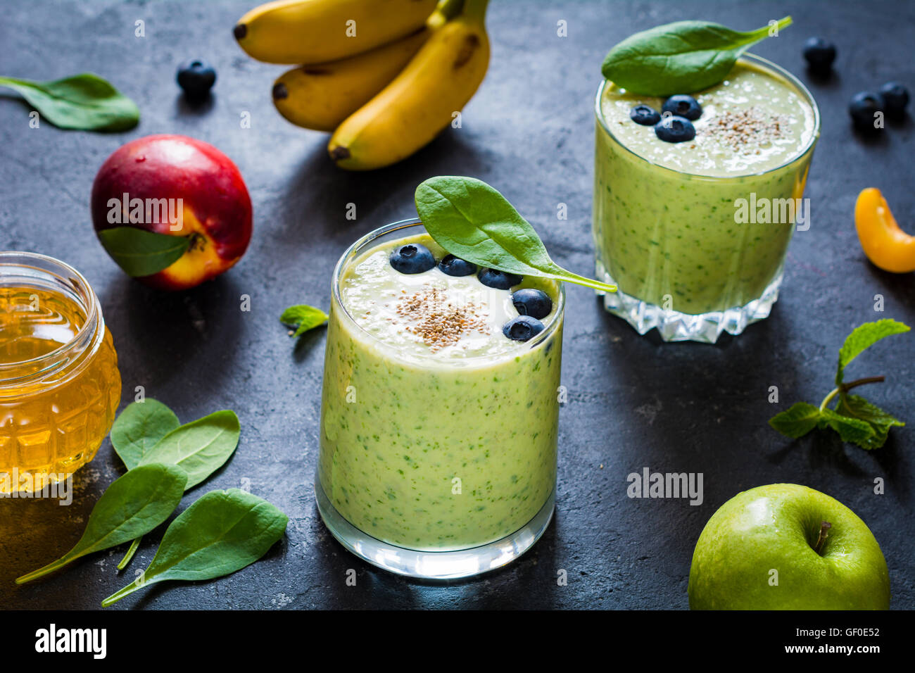 Frullato di verde, detox frullati in vetro con mirtilli, baby spinaci, yogurt e semi di Chia Foto Stock