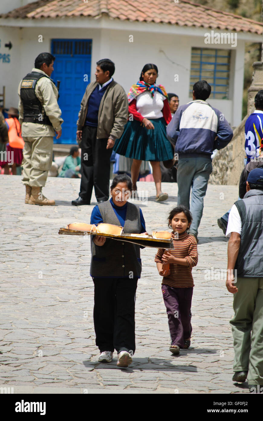 Paucartambo locale persone consegna cibo sulla strada. Foto Stock